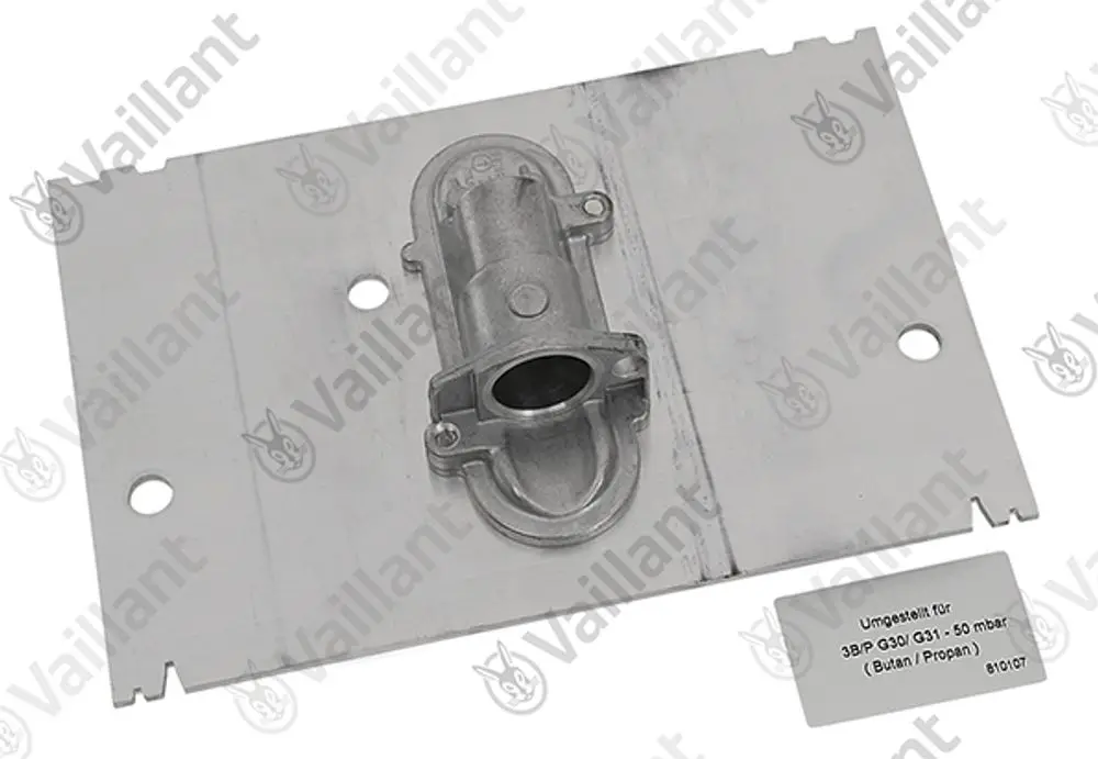 Vaillant Komponente, bestehend aus einem metallenen Verteilerrohr auf einer Montageplatte mit mehreren Bohrlöchern zur Befestigung.